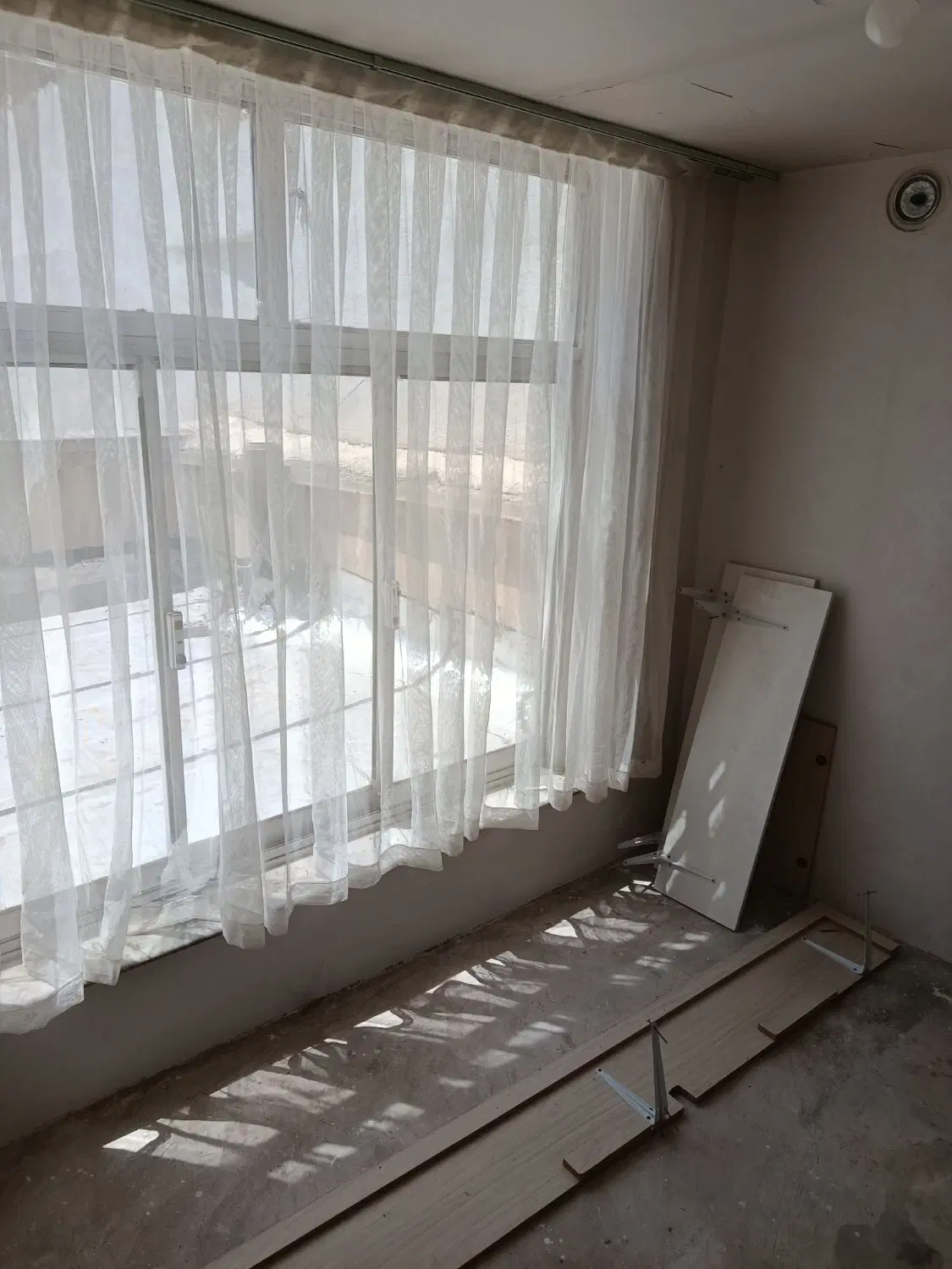 حیاط ویلایی چهار طبقه در بر خیابان گرو