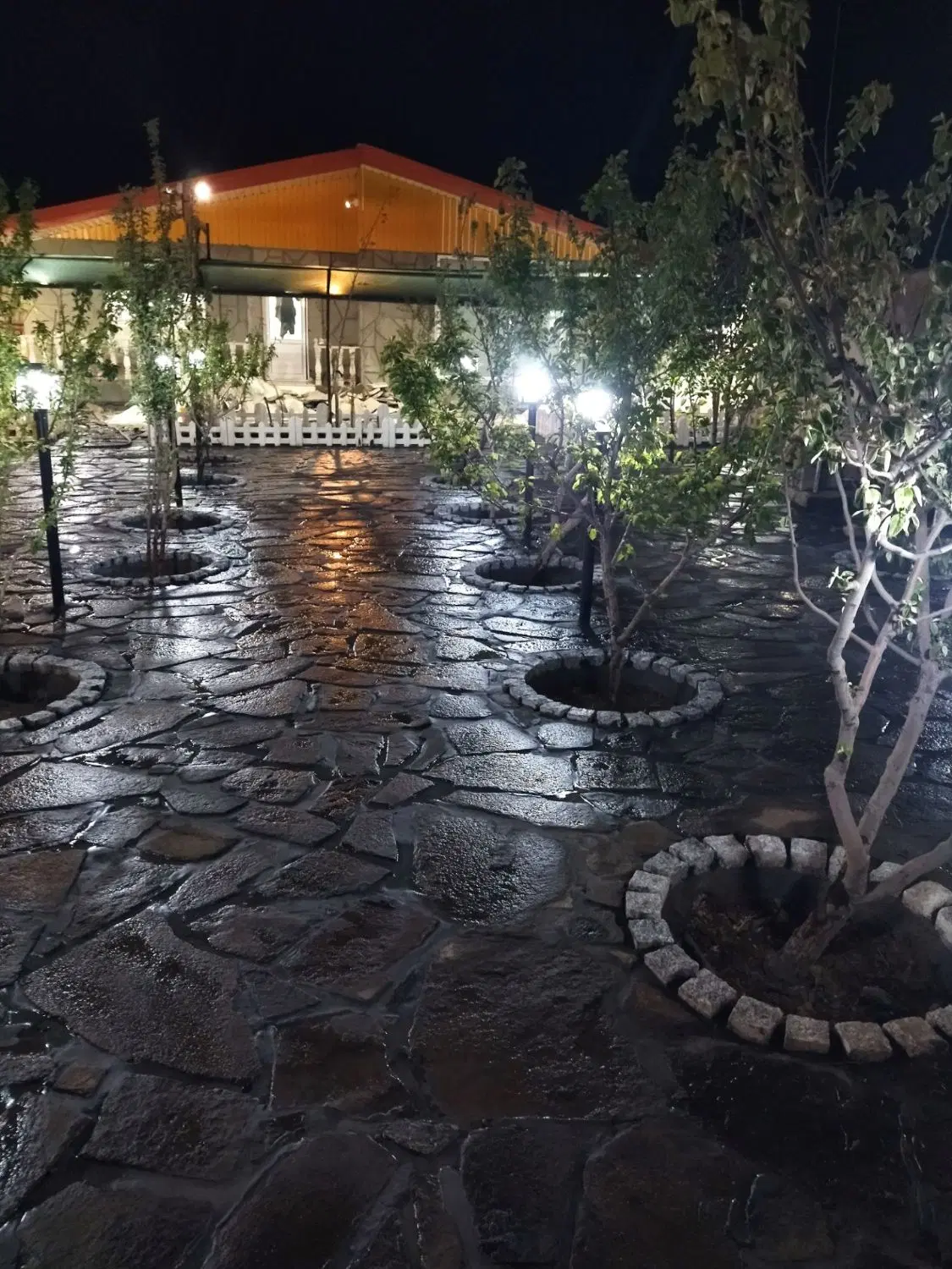 ویلایی. باغ
