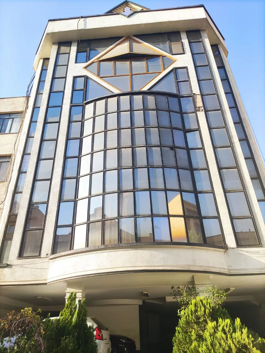 ۷۵۰ متر مستغلات سنداداری ایرانشهرکریمخان قرنی ویلا
