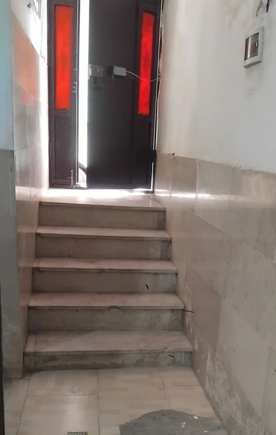 آپارتمان طبقه همکف دربستی زیر زمین ۶۰ متری