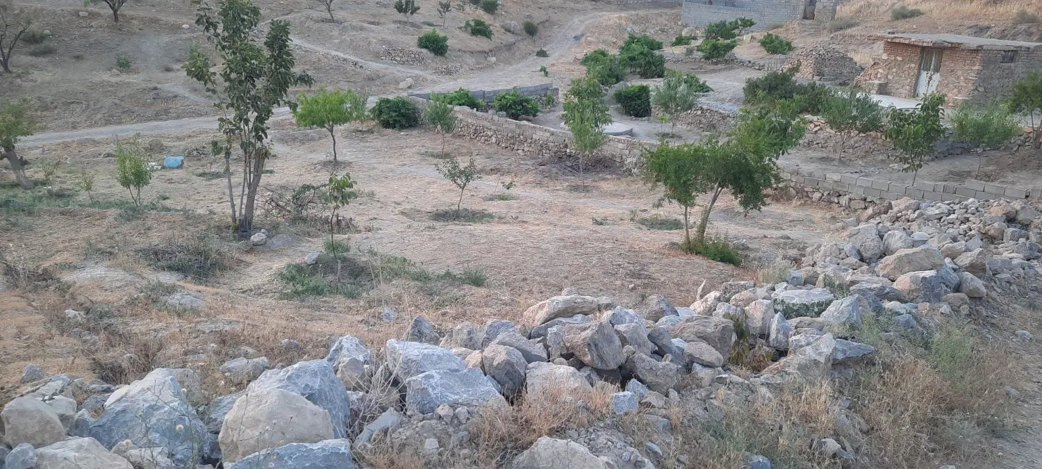 ۲۵۰ متر داخل بافت روستای آبیک بالا بهر جاده