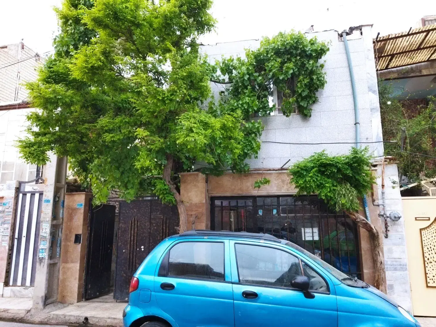 دو طبقه با مغازه در بست