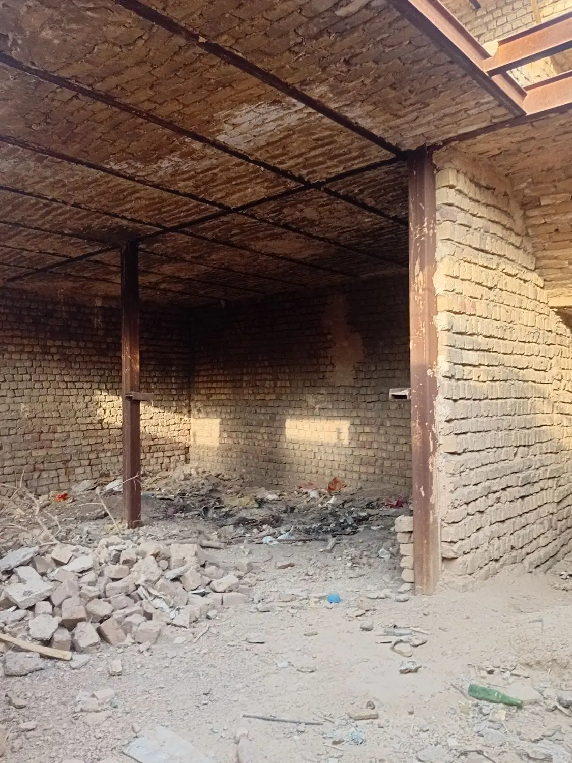 ساختمان نیمه کاره ۱۲۰متر بنا ۶۳متر زمین کل