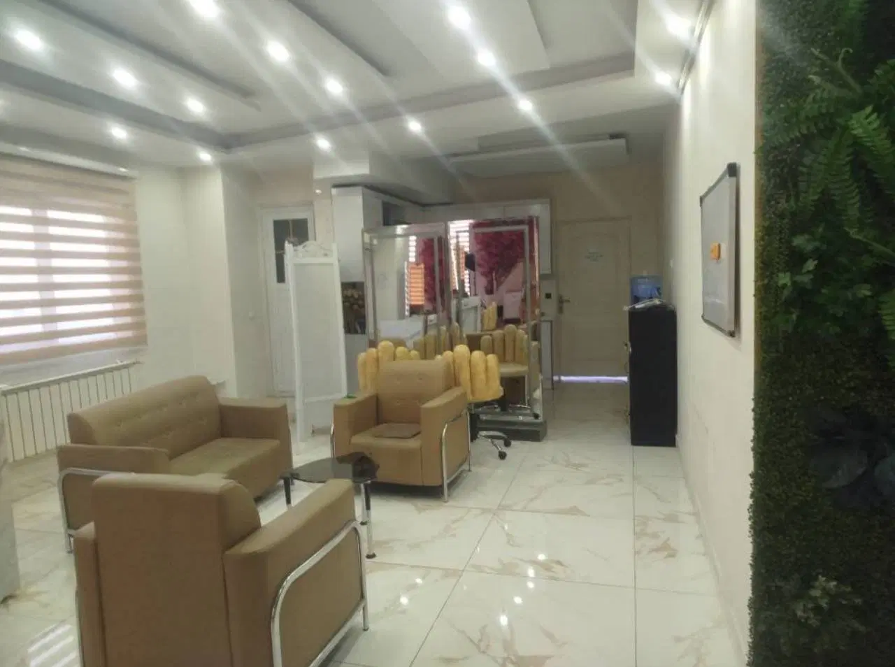 اداری نبش میدان استقلال ۱۲۸ متری