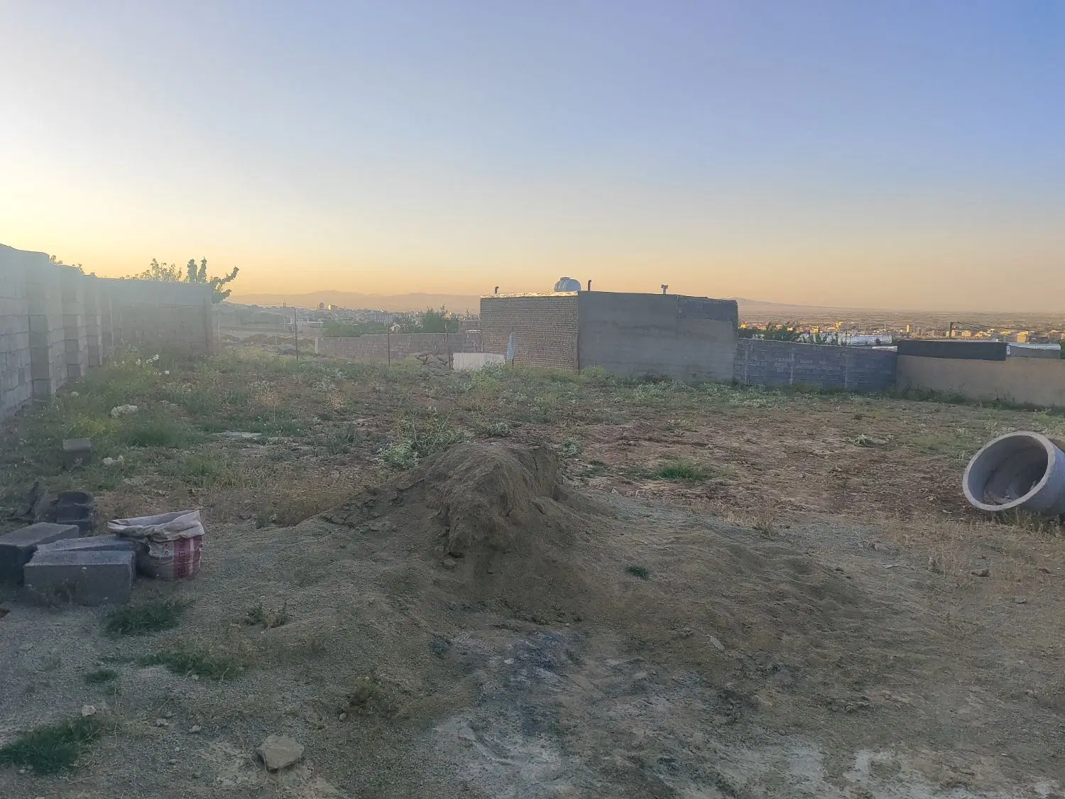 ۹۰۰ متر زمین