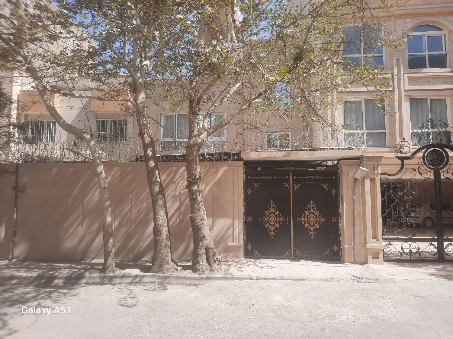 منزل مسکونی ۴۰۰متری نبش بلوار خوشرو ۵