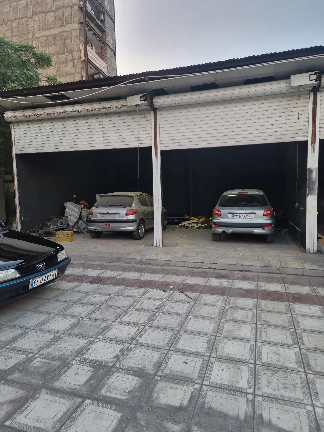 یک باب مغازه داخل گاراژ