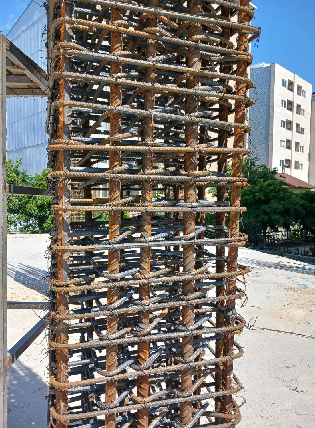 زمین ۱۰۰۰ متری با ۳۶۰۰ متر جواز در ۹ طبقه