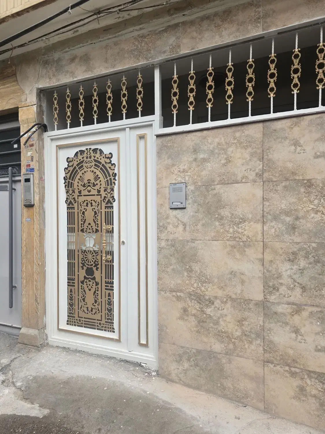 خانه نقلی نزدیک بر خیابان