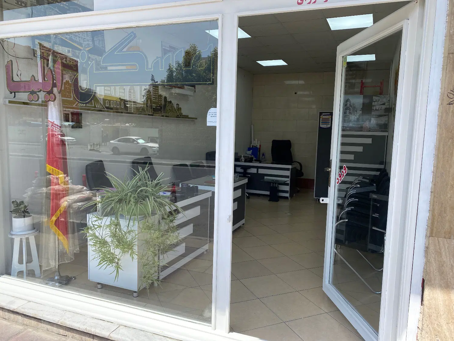 مغازه 28 متر بر3.70متر موقعیت عالی