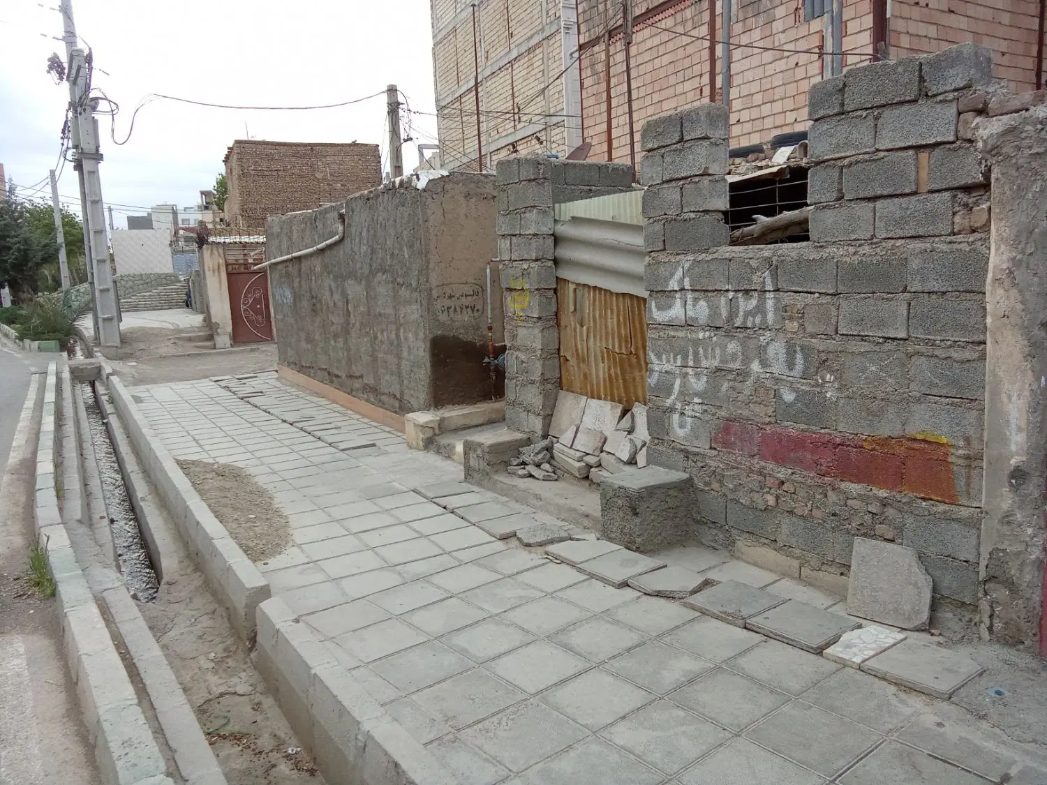 فروش یک باب خانه ی کلنگی قابل سکونت