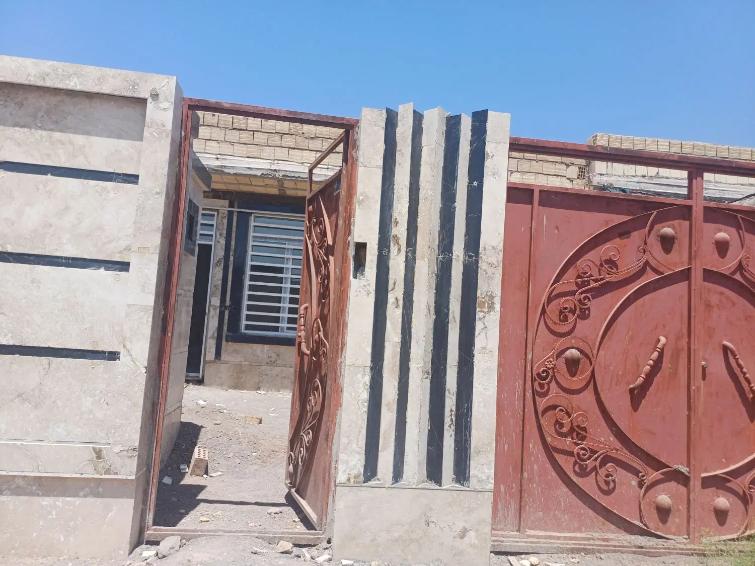 خانه مسگونی در اروند ۱۷ در به حیاط