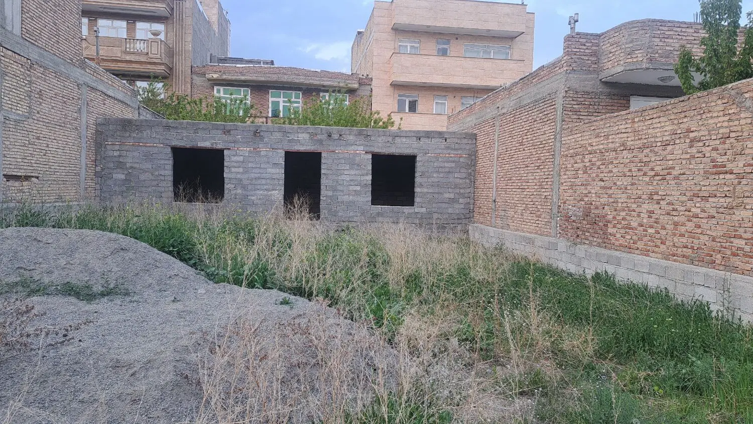 یک قطعه زمین ۲۸۸ متر