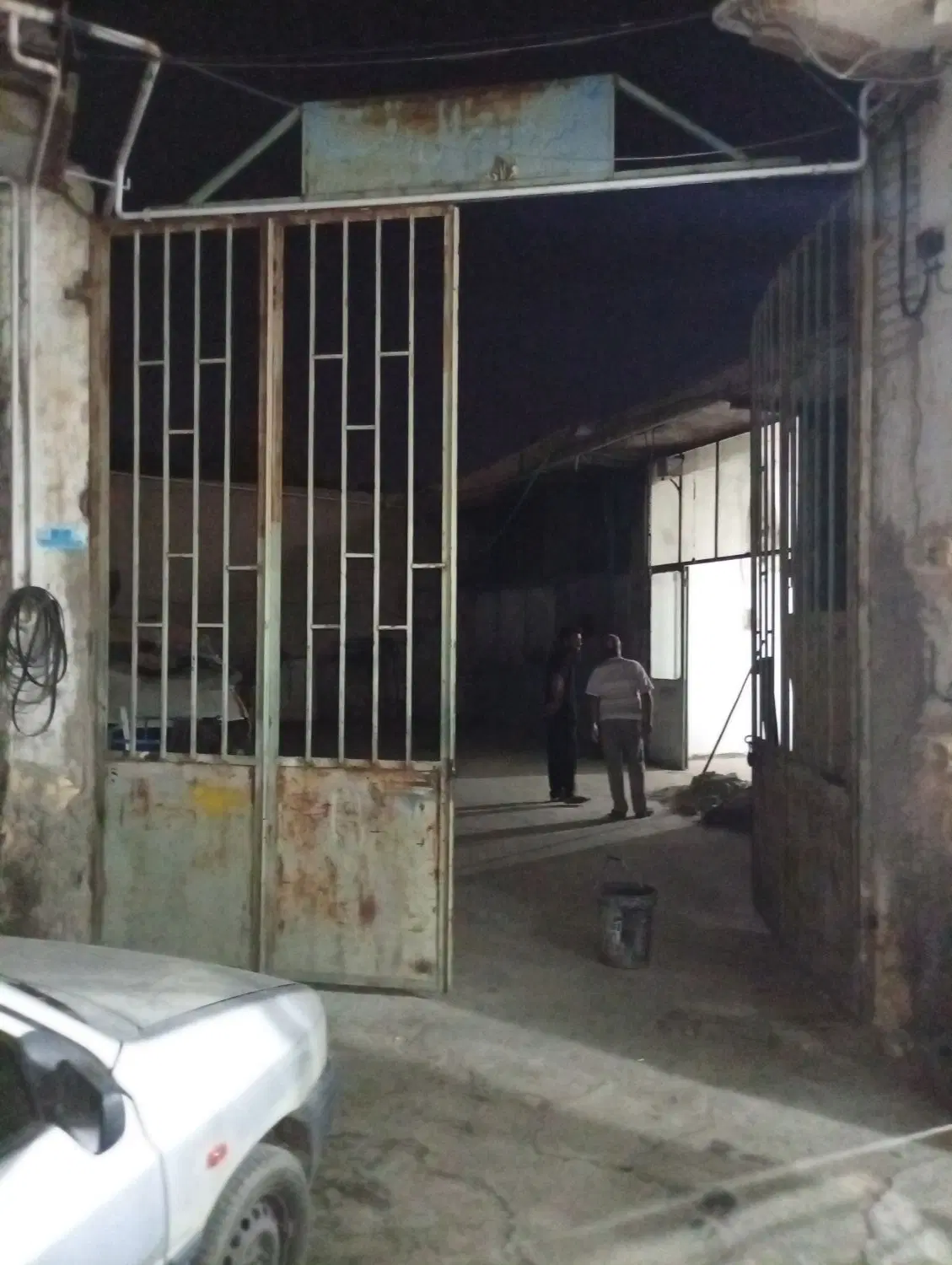 مغازه داخل گاراژ