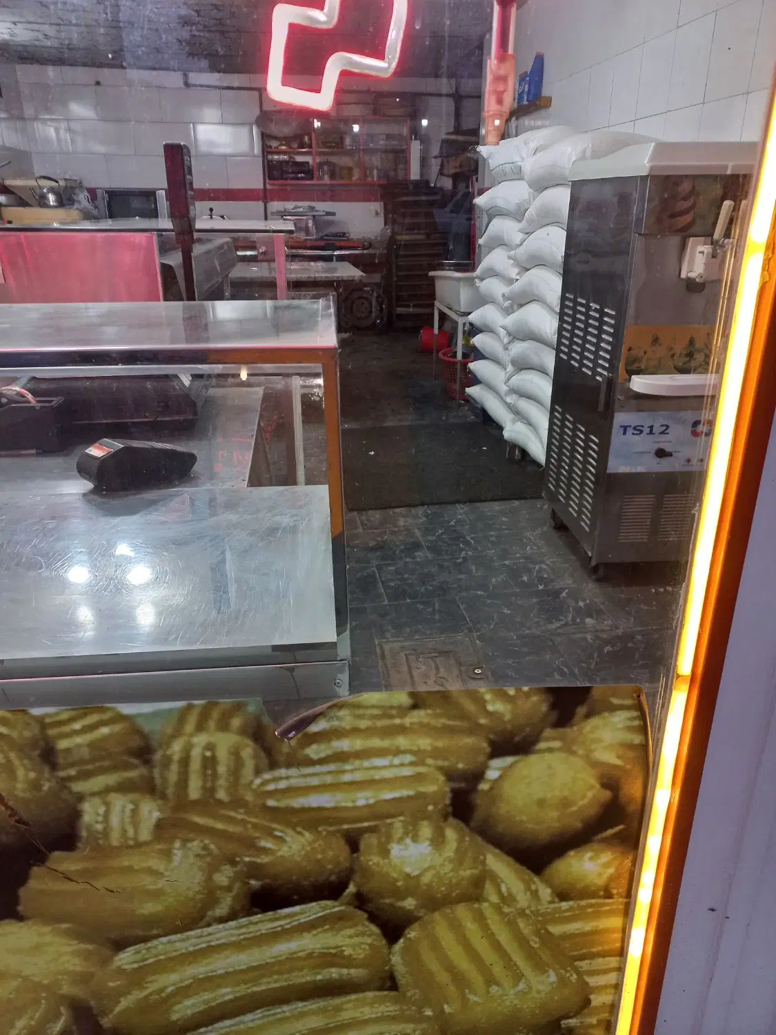 مغازه اجاره برای شیرینی فروشی