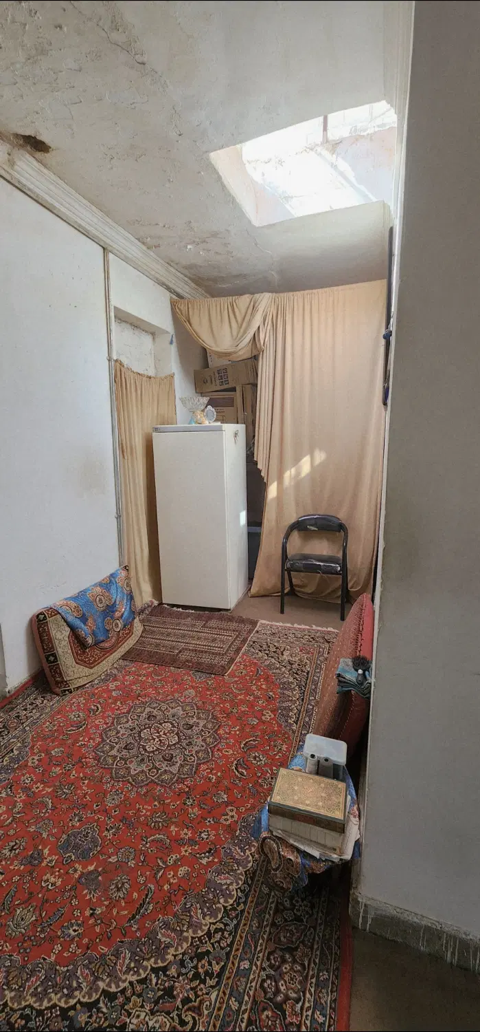 خانه کلنگی همراه با مغازه 15متری