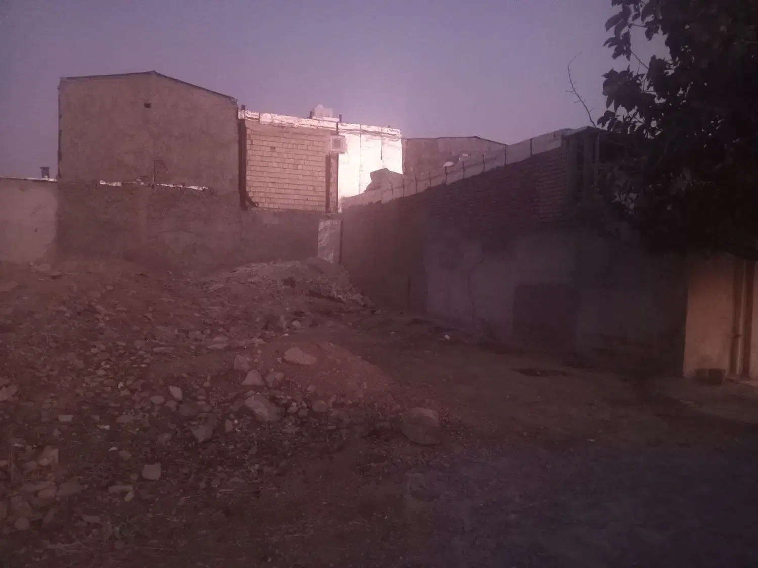 زمین اناهیتا ۲۰۰متر