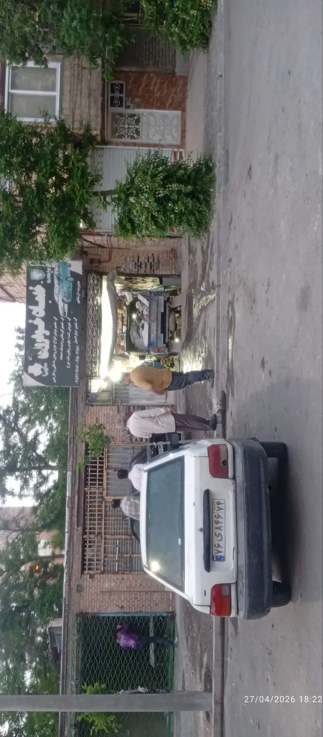 یک باب مغازه در خیابان فرعی در خواج ربیع