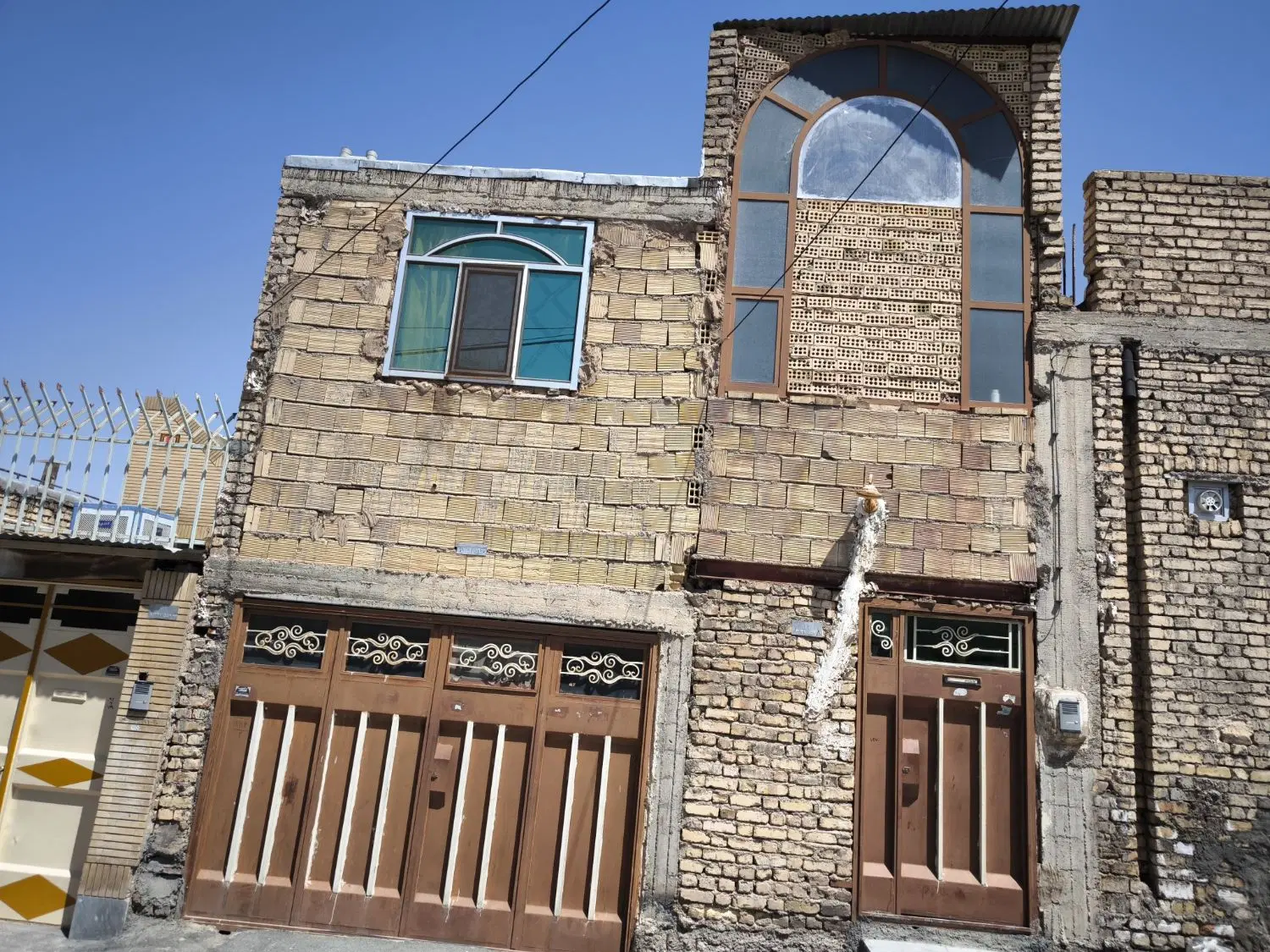 یک منزل مسکونی سازه بتنی به همراه یک پلاک زمین