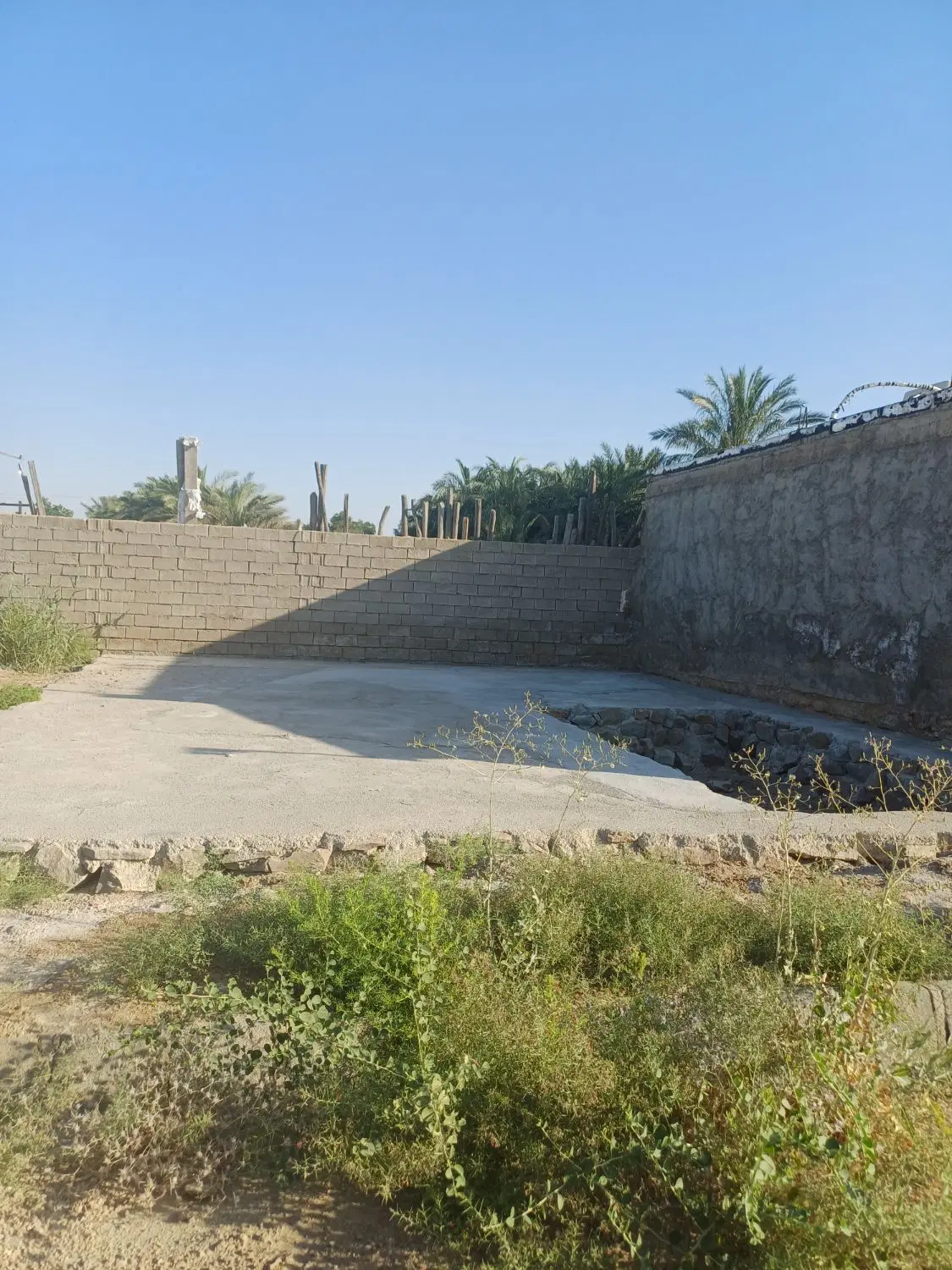 زمین ۱۱۵متری سنگ فرش شده