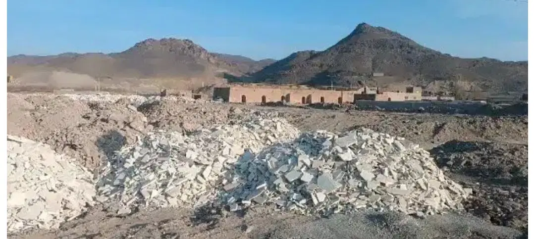 زمین بر جاده اصلی