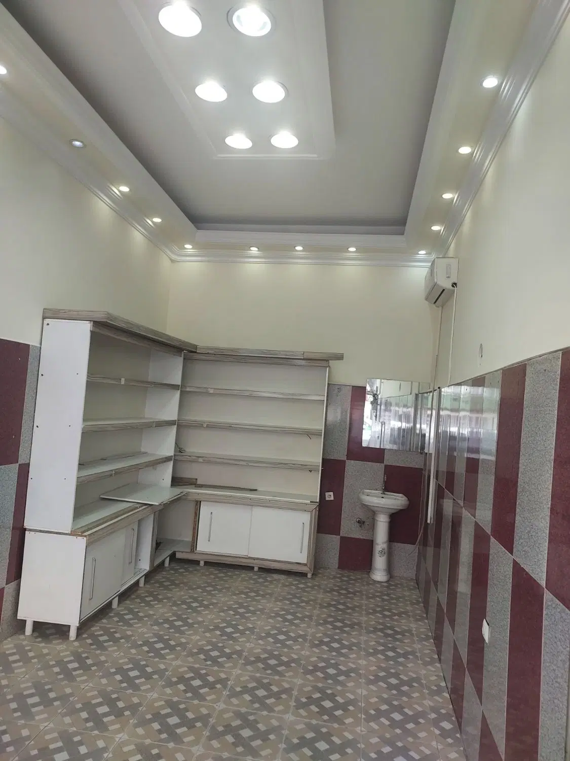 مغازه ۲۸ متری نبش حکیم نظامی