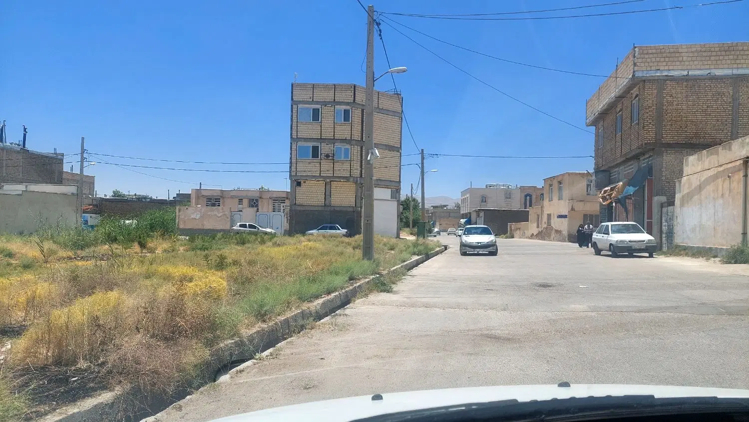 زمین ۲۴۰ متر با مجوز تجاری ،مسکونی