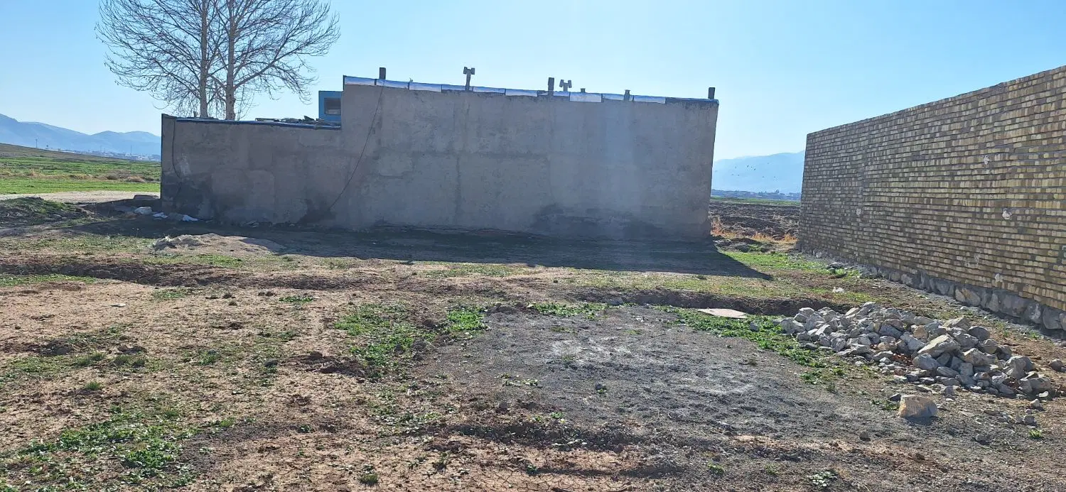 زمین روستای دست به زانو
