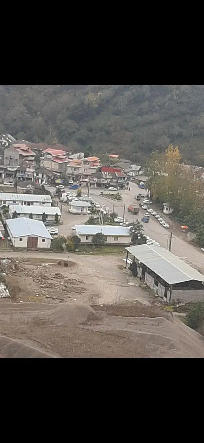 یک باب منزل مسکونی با سه باب مغازه تجاری