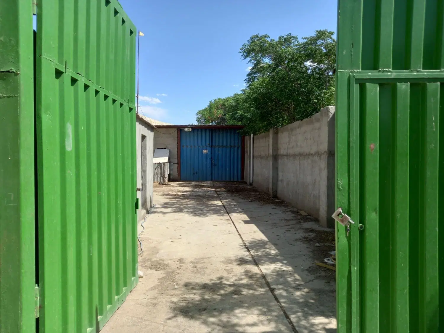 سالن ۴۰۰ متری با امکانات و جای مناسب.