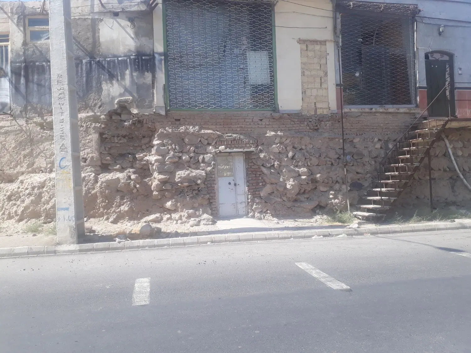 خانه کهنه سردرود بر خیابان انبار کارگاه پرندگان