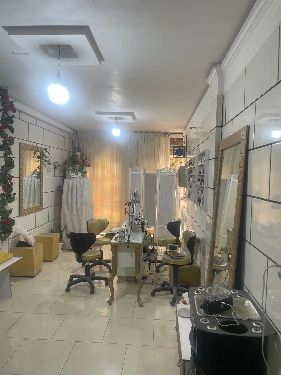 مغازه ۲۷ متری، انشعاب کامل و سرویس و آبگرمکن