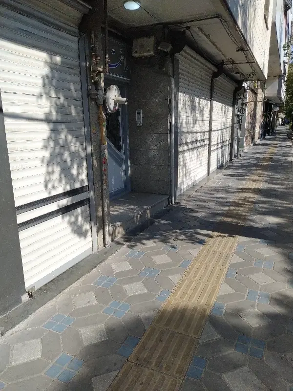 مغازه در خیابان منصور