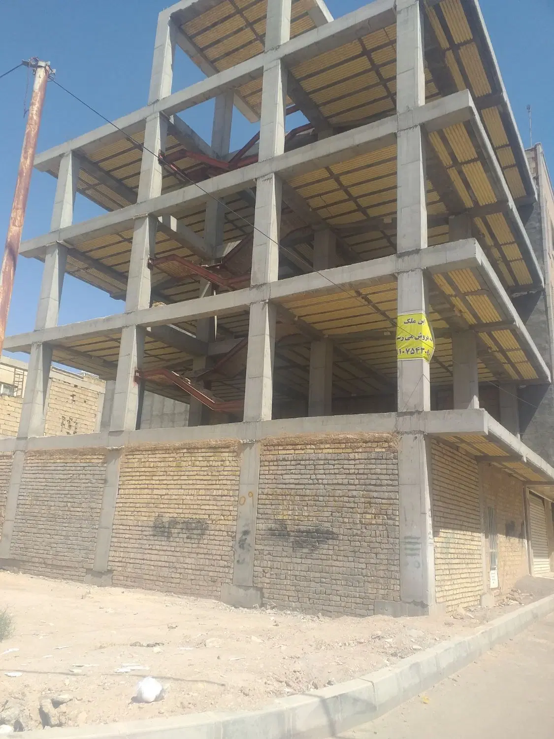 ساختمان نیمه کاره در پردیسان