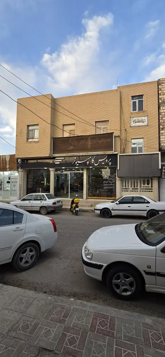 مغازه۲۵۰متری در بازاربهمراه یک طبقه مسکونی۲۰۰متری