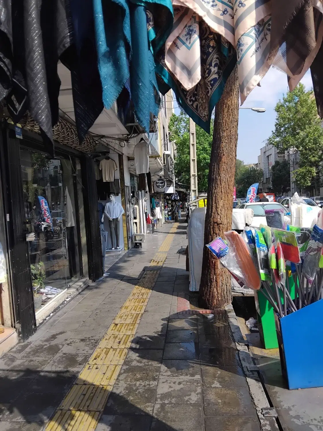 زیرپله بر خیابان اصلی شمیران نو جنب میدان اصلی