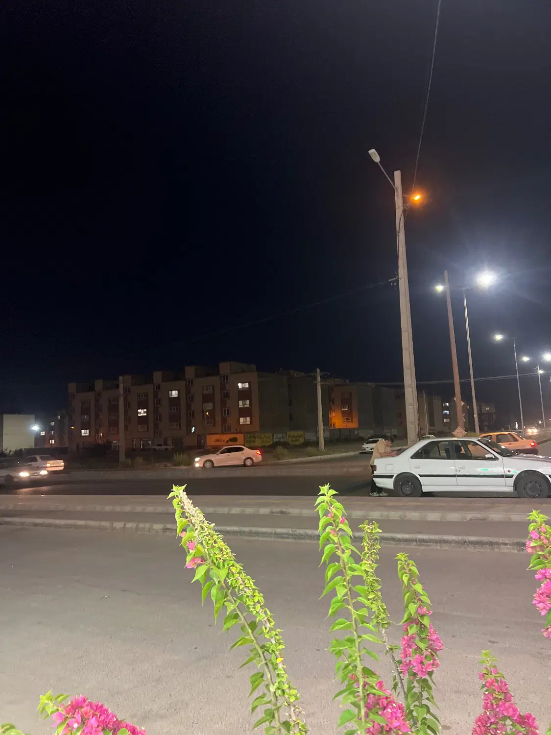 زمین غدیر شهر رو به روی فاز 2 نبش دو تا خیابان اصل
