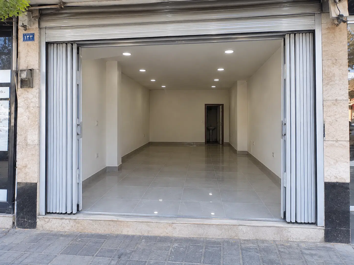 مغازه ۲۵ برای شغل مشاور املاک