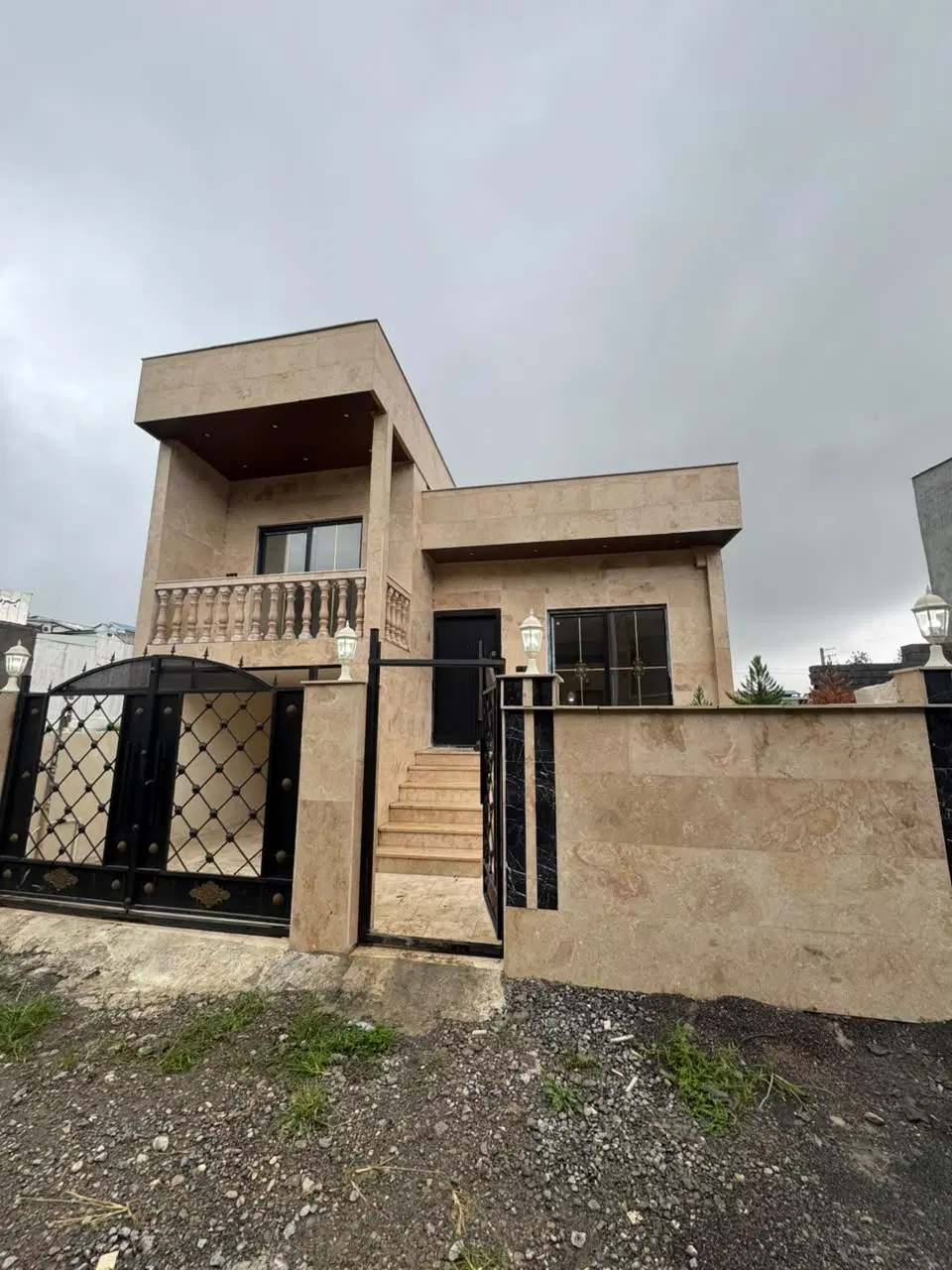 ویلا با دسترسی نزدیک داخل شهرک با امنیت بالا