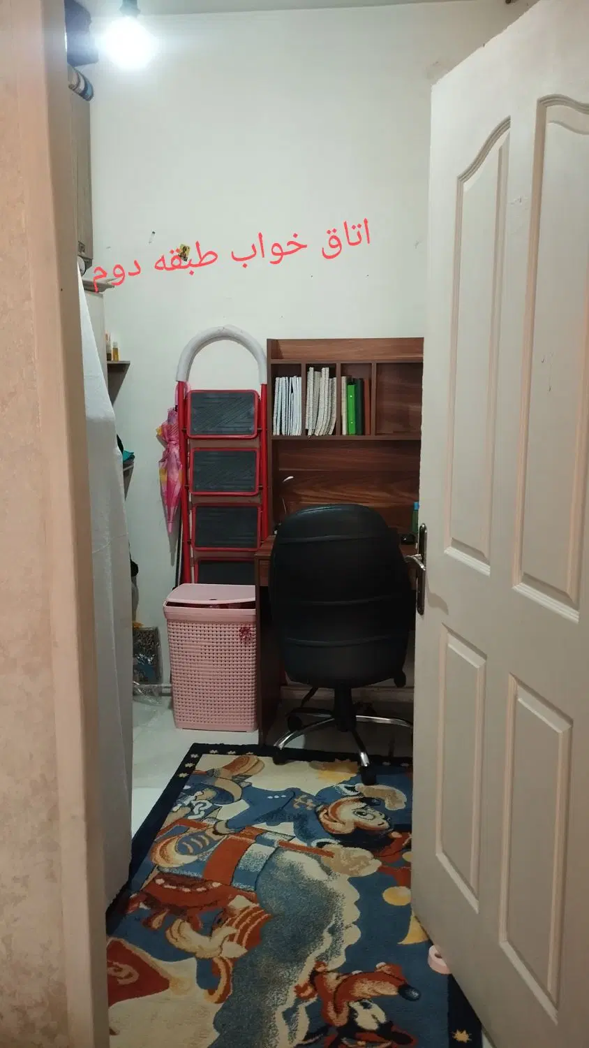 حیاط ویلایی دو طبقه در خیابان تاکسیرانی