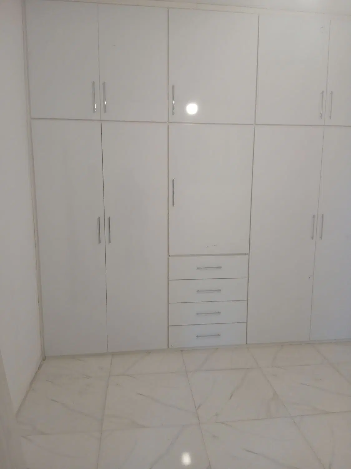 طبقه بالا دو خوابه کمدی دار