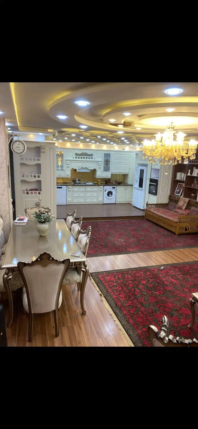 واحد لوکس کارکنان شمالی بر بلوار تاجگردون