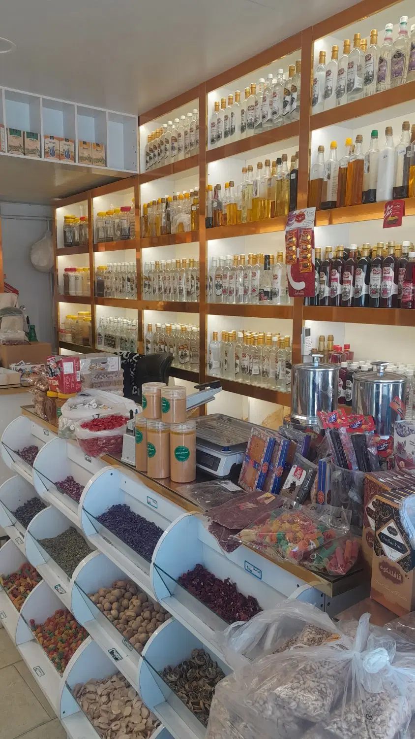 فروش  وسایل مغازه عطاری با همه امکانات