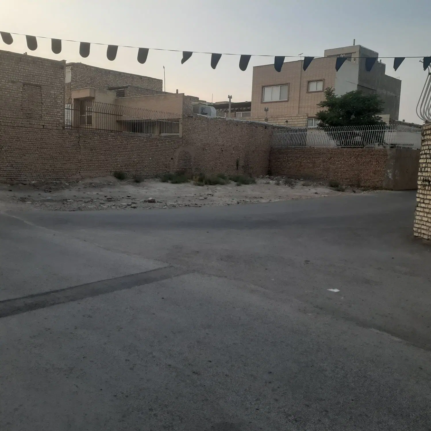 زمین مسکونی ۱۸۶متر دارای پروانه ساختمانی