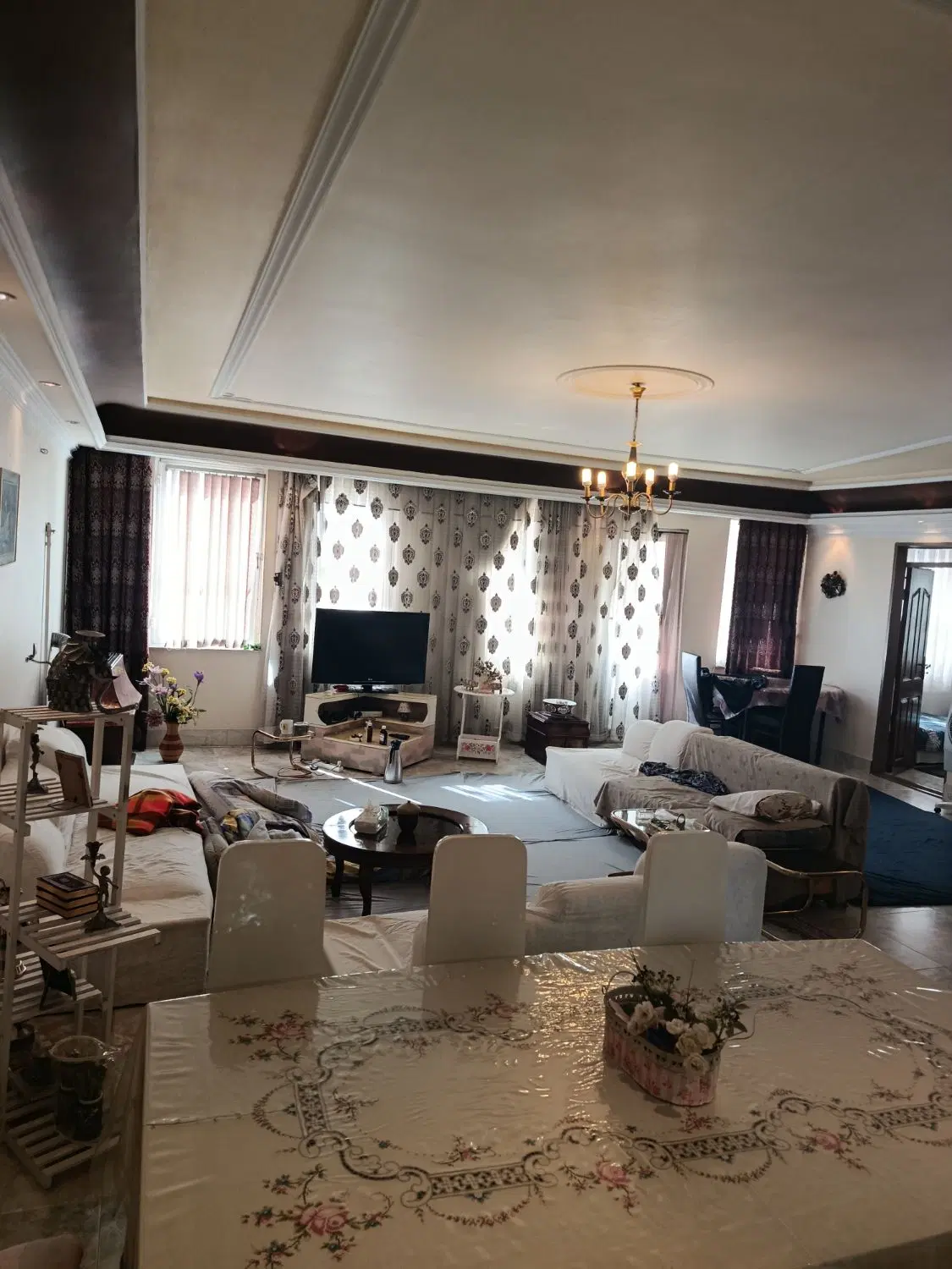 واحد  در خیابان والی