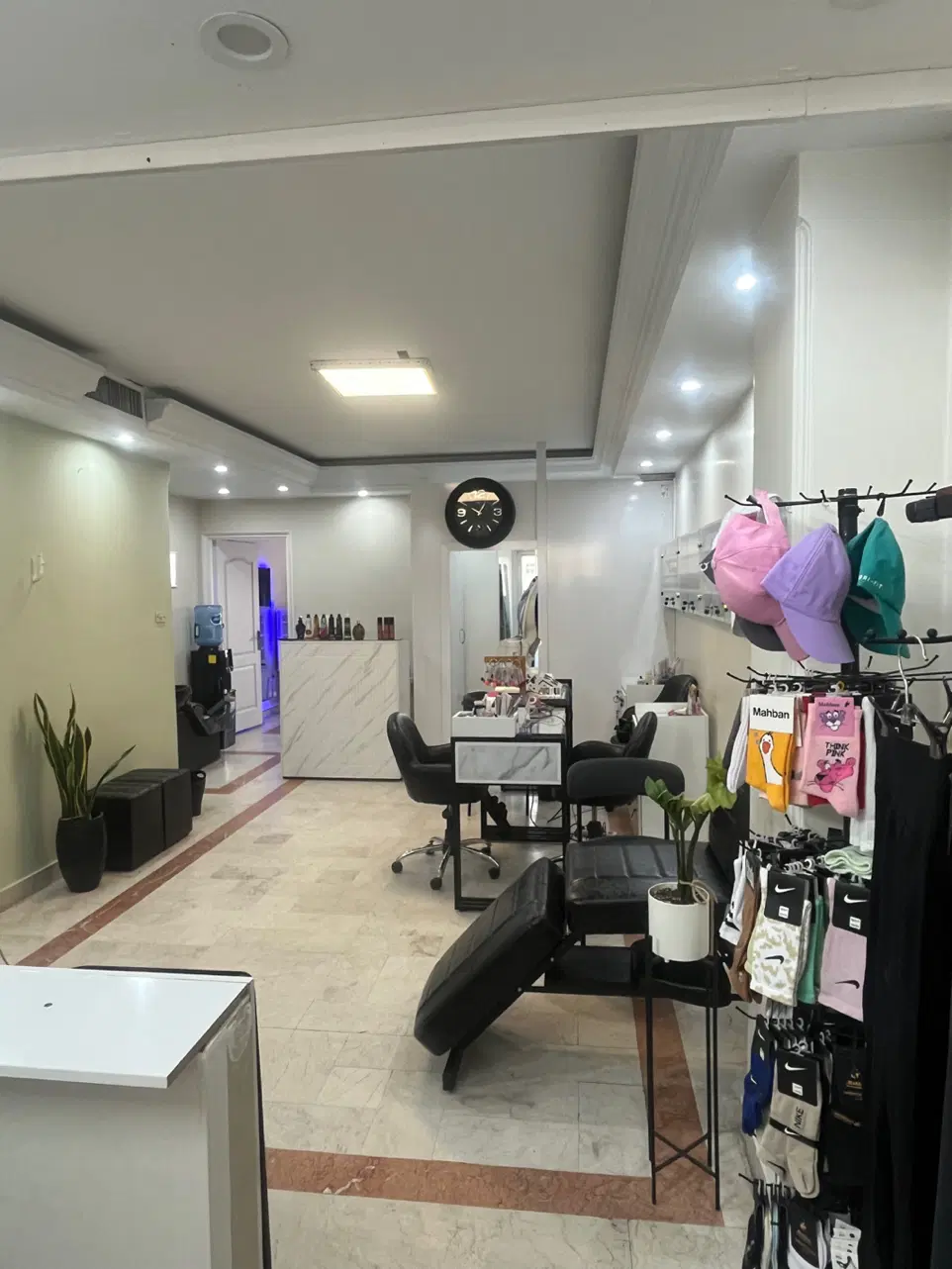 اجاره اتاق مزون و تخت مژه و میز ناخن