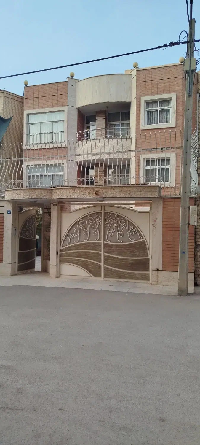 منزل ویلایی شیک ۳طبقه با آسانسور