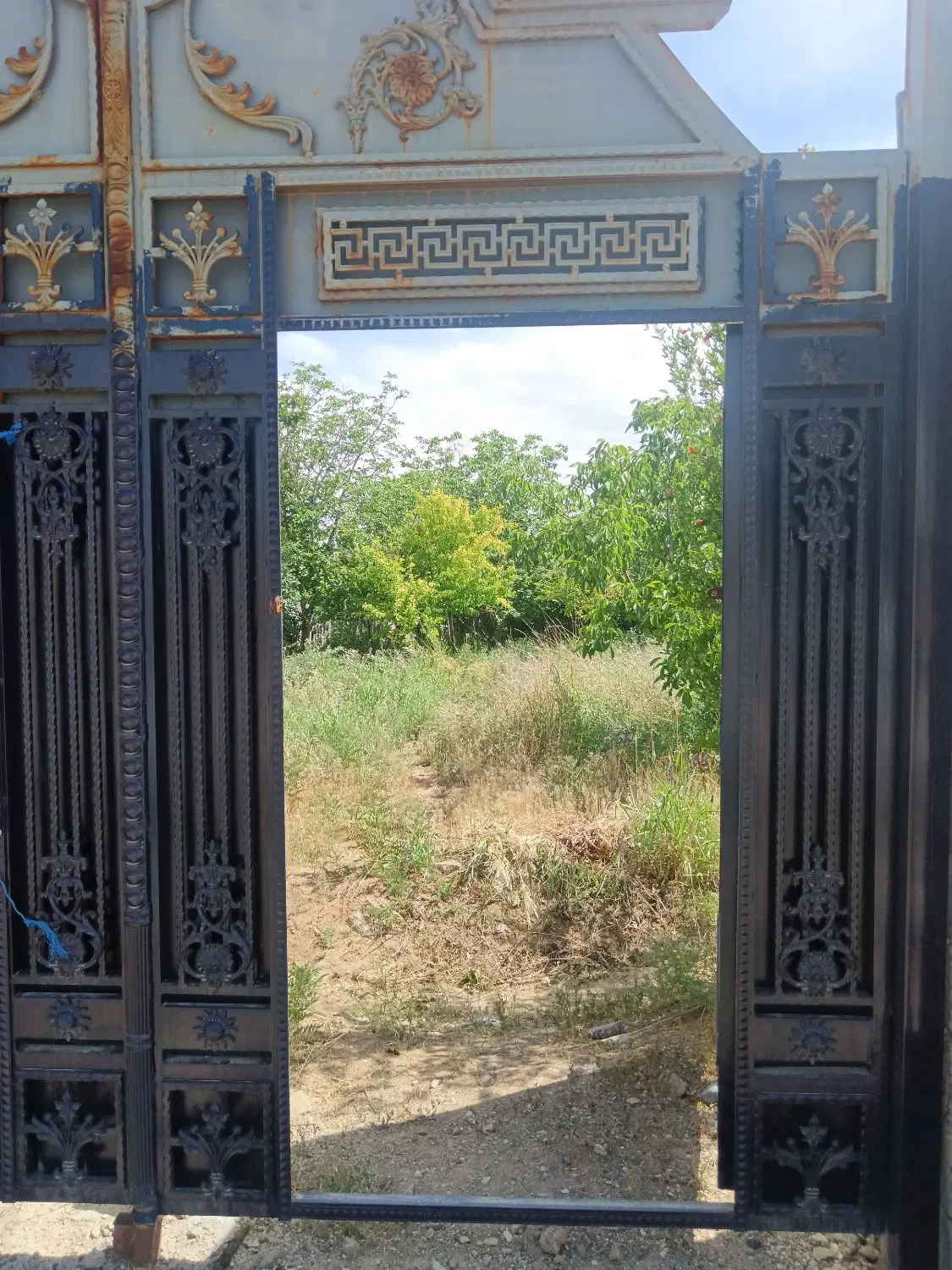 زمین باغچه چهار دیواری