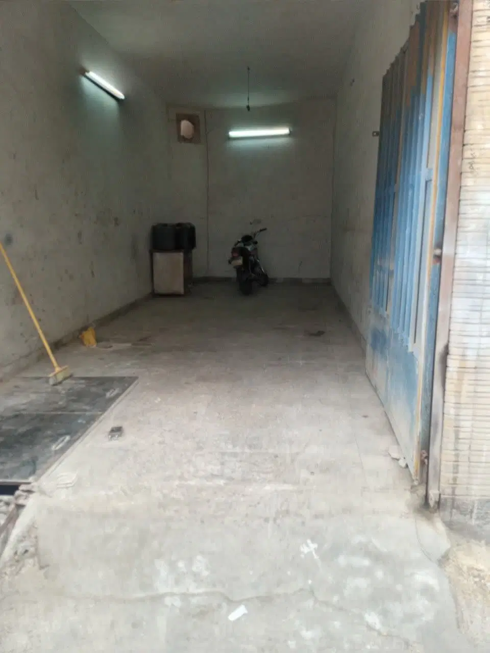 مغازه داخل کوچه کارگاهی
