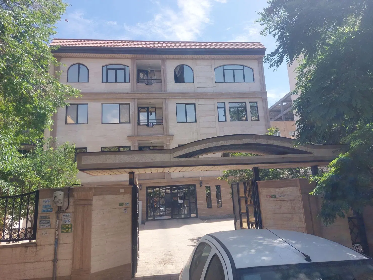 اپارتمان ۹۷ متری زنبق نرگس غربی